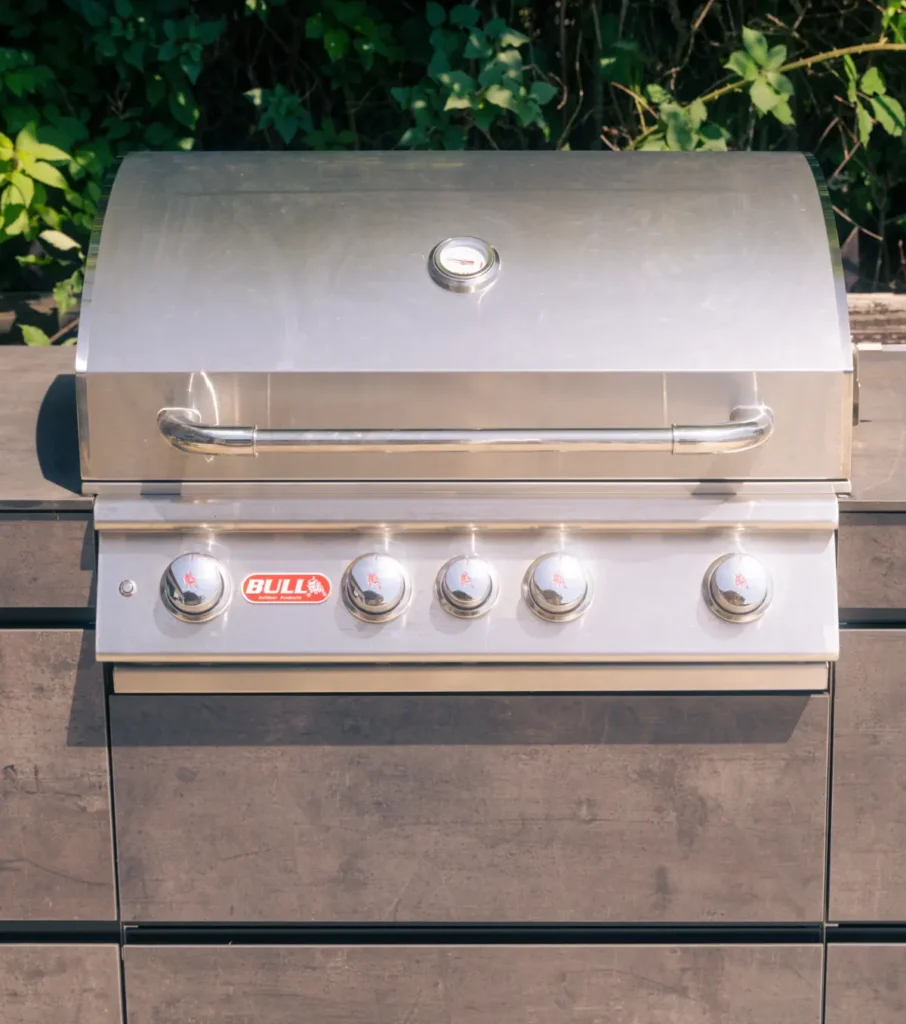 Einbaugrill aus Edelstahl mit Seitenbrenner – elegante Lösung für Outdoorküchen