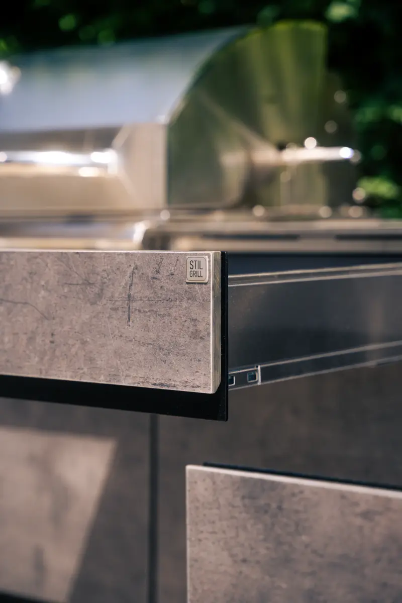 Detailansicht mit offenen Schubladen - Stilgrill Grillküche im Garten – Design trifft Funktionalität im Außenbereich
