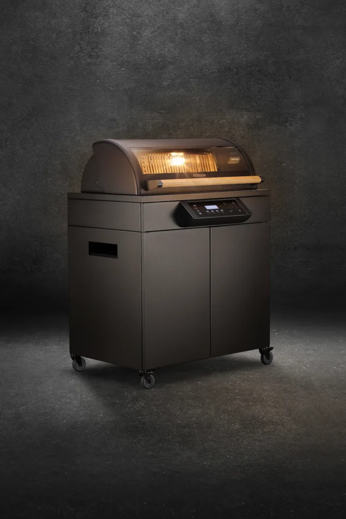 KOQOON GQ4 Smart-Gasgrill in schwarzem Design mit Touch-Bedienfeld und Haube.