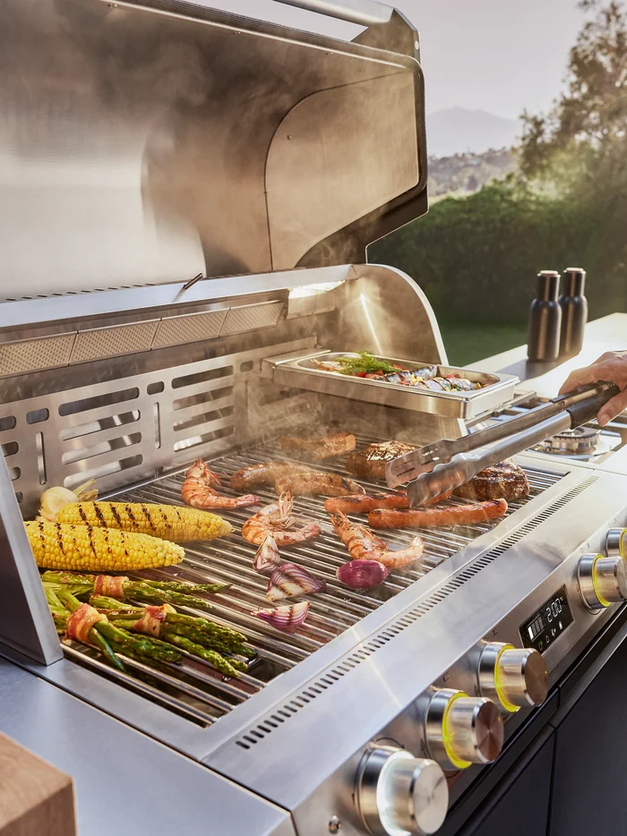 Knebelbeleuchtung am Miele Fire Pro IQ zeigt den Brennerstatus: gelb an, weiß aus.